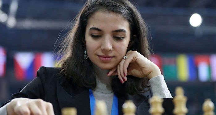 İran’ın en iyi kadın satranç oyuncusu, başörtüsüz fotoğraflarının yayılmasının ardından İspanya’ya taşınıyor