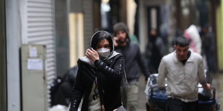 İranlı muhafazakar milletvekili: 'Başörtüsüne uymayan kadınların banka hesapları kapatılabilir'