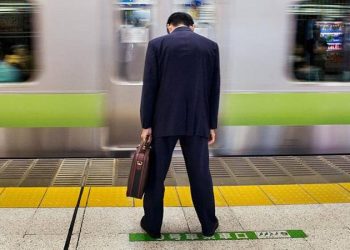 İşe gitmemek için kendini bıçakladı