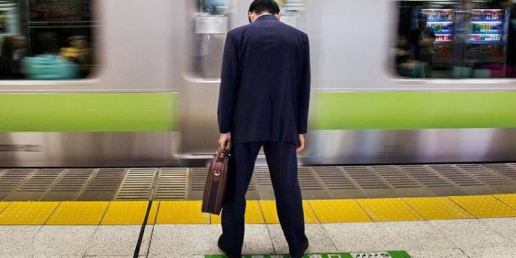 İşe gitmemek için kendini bıçakladı