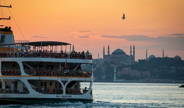 İstanbul ve İzmir’de vapur seferleri iptal edildi