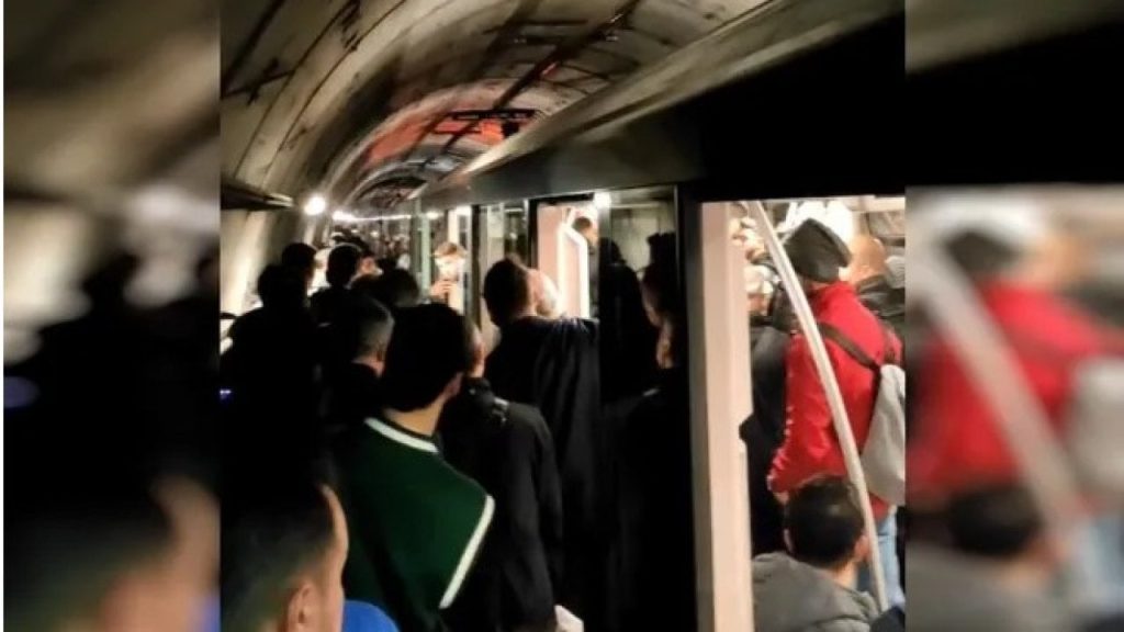 İstanbul'da iki metro hattında seferler geçici olarak durduruldu