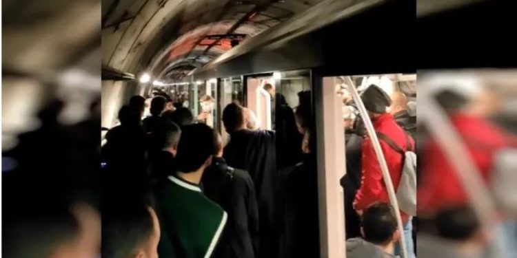 İstanbul'da iki metro hattında seferler geçici olarak durduruldu