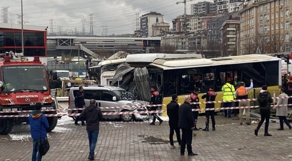 İstanbul’da tramvay ile İETT otobüsü çarpıştı: 4’ü ağır 19 yaralı