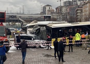 İstanbul’da tramvay ile İETT otobüsü çarpıştı: 4’ü ağır 19 yaralı
