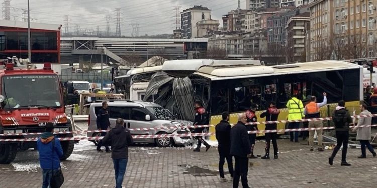 İstanbul’da tramvay ile İETT otobüsü çarpıştı: 4’ü ağır 19 yaralı