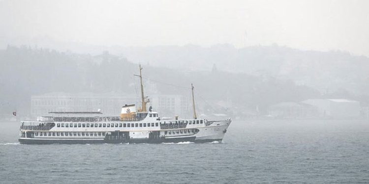 İstanbul'da vapur seferlerine lodos engeli