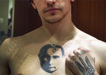 İtalya'da göğsünde Putin dövmesi olan dansçının gösterisi iptal edildi