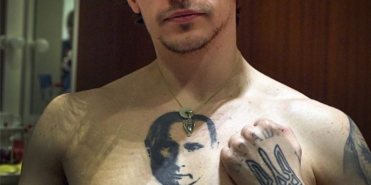 İtalya'da göğsünde Putin dövmesi olan dansçının gösterisi iptal edildi