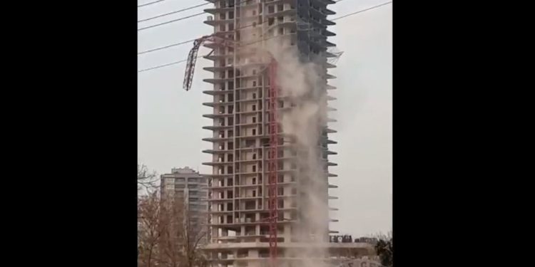 İzmir Bornova'da vinç devrildi: 5 ölü