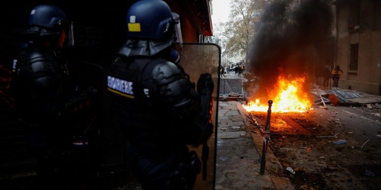Kalın ve Akar'dan, Paris saldırısı için Fransa'ya PKK tepkisi
