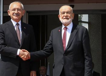 Saadet Partisi Genel Başkanı Temel Karamollaoğlu, "Son zamanlarda bana gelen bilgileri söyleyeyim. Kılıçdaroğlu, Erdoğan’ın en az 3 puan üzerinde görünüyor. %15 civarındaki kararsız seçmen dağıtılmadan önce." açıklamasını yaptı. Karamollaoğlu, aday konusunun 5 Ocak'taki altılı masa toplantısında gündeme gelebileceğini söyledi.