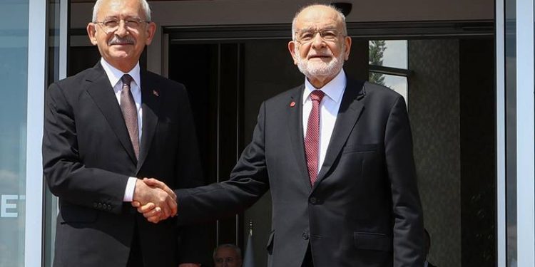 Saadet Partisi Genel Başkanı Temel Karamollaoğlu, "Son zamanlarda bana gelen bilgileri söyleyeyim. Kılıçdaroğlu, Erdoğan’ın en az 3 puan üzerinde görünüyor. %15 civarındaki kararsız seçmen dağıtılmadan önce." açıklamasını yaptı. Karamollaoğlu, aday konusunun 5 Ocak'taki altılı masa toplantısında gündeme gelebileceğini söyledi.
