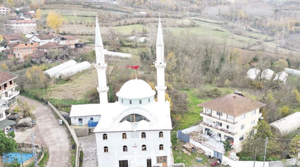 Karısı, imamı camide başka kadınla bastı