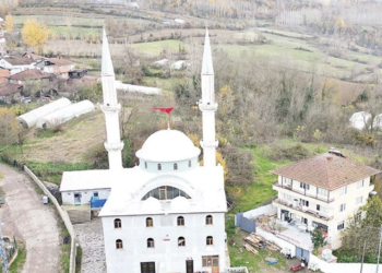 Karısı, imamı camide başka kadınla bastı