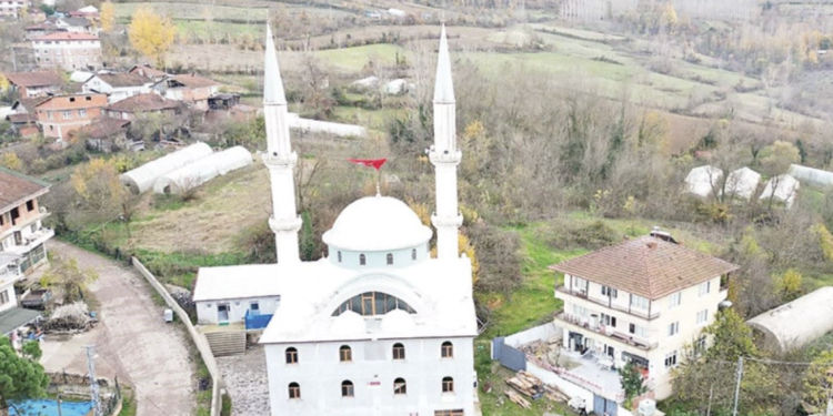 Karısı, imamı camide başka kadınla bastı