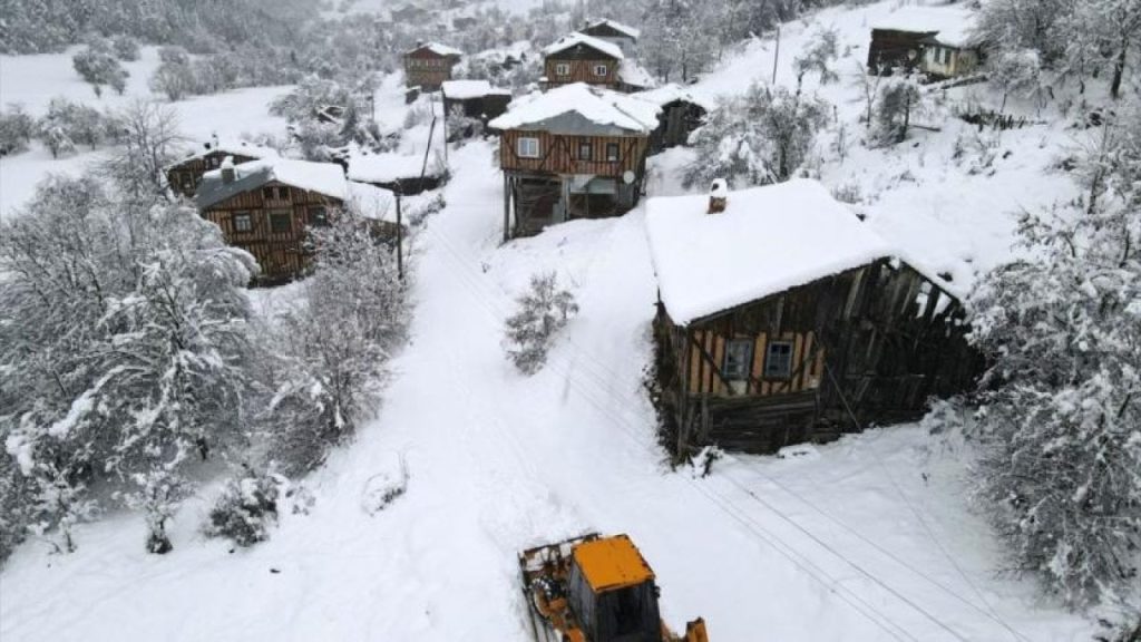 Kastamonu'da 13 köy yolu ulaşıma kapandı, Ağlı'da elektrik yok