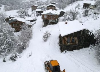 Kastamonu'da 13 köy yolu ulaşıma kapandı, Ağlı'da elektrik yok