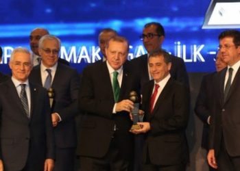 Kayı İnşaat 2 milyar lira borçla battı: İşçiler grev yaparken Erdoğan plaket vermişti