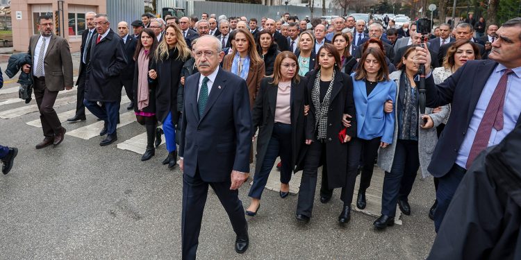 Kılıçdaroğlu, Adalet Bakanlığı önünde: Evlatlarımız için adalet istiyoruz