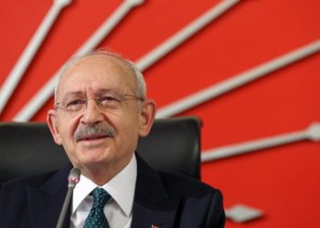 CHP Genel Başkanı Kemal Kılıçdaroğlu, İYİ Parti Genel Başkanı Meral Akşener’le yaptıkları görüşmenin son derece sıcak bir ortamda geçtiğini söyledi. Kılıçdaroğlu, "Hiç endişe etmeyin. Altılı Masa kararlılıkla azimle yoluna devam edecek. Bunlar belli bir çevrenin ya da belli bir gücün toplumu domine etmek, yönlendirmek istediği, kafaları bulandırmak istediği bir süreç" dedi.