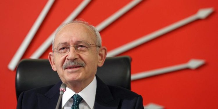 CHP Genel Başkanı Kemal Kılıçdaroğlu, İYİ Parti Genel Başkanı Meral Akşener’le yaptıkları görüşmenin son derece sıcak bir ortamda geçtiğini söyledi. Kılıçdaroğlu, "Hiç endişe etmeyin. Altılı Masa kararlılıkla azimle yoluna devam edecek. Bunlar belli bir çevrenin ya da belli bir gücün toplumu domine etmek, yönlendirmek istediği, kafaları bulandırmak istediği bir süreç" dedi.