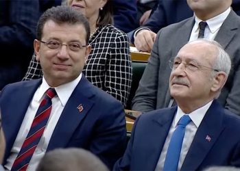 CHP lideri Kemal Kılıçdaroğlu "Ekrem imamoğlu ile baba oğul ilişkisi gibiyiz, kendisi CHP'nin olduğu kadar benim de evladımdır" dedi. CHP lideri Kılıçdaroğlu grup konuşmasında, kararın kesinleşmesi halinde İmamoğlu'nu görevden alabileceğini söyleyen İçişleri Bakanı Süleyman Soylu'ya tepki gösterdi. Kılıçdaroğlu, "İmamoğlu'nun adını ağzına almak için önce ağzını yıkayacaksın, sen kimsin. Sen atanmış birisin. imamoğlu kim, sen kim? Sen İmamoğlu'nun tırnağı bile olamazsın" dedi.