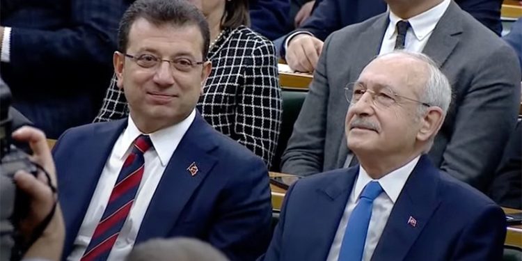 CHP lideri Kemal Kılıçdaroğlu "Ekrem imamoğlu ile baba oğul ilişkisi gibiyiz, kendisi CHP'nin olduğu kadar benim de evladımdır" dedi. CHP lideri Kılıçdaroğlu grup konuşmasında, kararın kesinleşmesi halinde İmamoğlu'nu görevden alabileceğini söyleyen İçişleri Bakanı Süleyman Soylu'ya tepki gösterdi. Kılıçdaroğlu, "İmamoğlu'nun adını ağzına almak için önce ağzını yıkayacaksın, sen kimsin. Sen atanmış birisin. imamoğlu kim, sen kim? Sen İmamoğlu'nun tırnağı bile olamazsın" dedi.