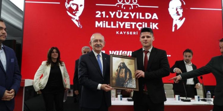 Kılıçdaroğlu Kayseri'de ülkücülerle buluştu