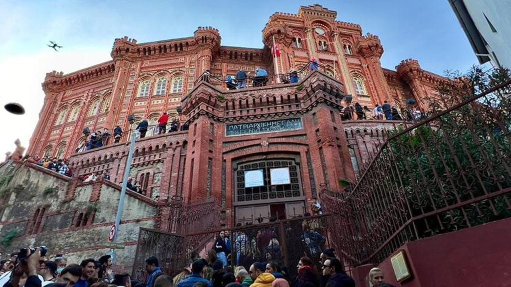 'Kırmızı Mektep' bir günlüğüne ziyarete açıldı, kuyruk sokağa taştı