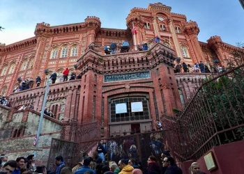 'Kırmızı Mektep' bir günlüğüne ziyarete açıldı, kuyruk sokağa taştı