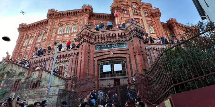 'Kırmızı Mektep' bir günlüğüne ziyarete açıldı, kuyruk sokağa taştı