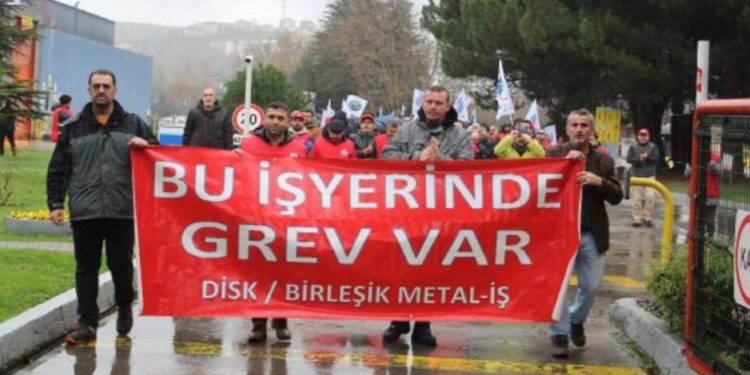 Kocaeli'de metal işçileri yasağa rağmen greve çıktı