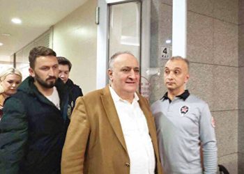 Kolivar: 66 yaşındayım. Yaşasam yaşasam 14 sene daha. Yarısı gece. Değer mi birine eğilmeye?