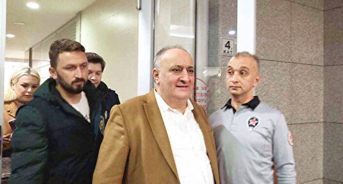 Kolivar: 66 yaşındayım. Yaşasam yaşasam 14 sene daha. Yarısı gece. Değer mi birine eğilmeye?