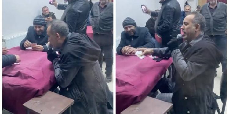 Konser sırasında üşüyen Haluk Levent kahvehaneye daldı