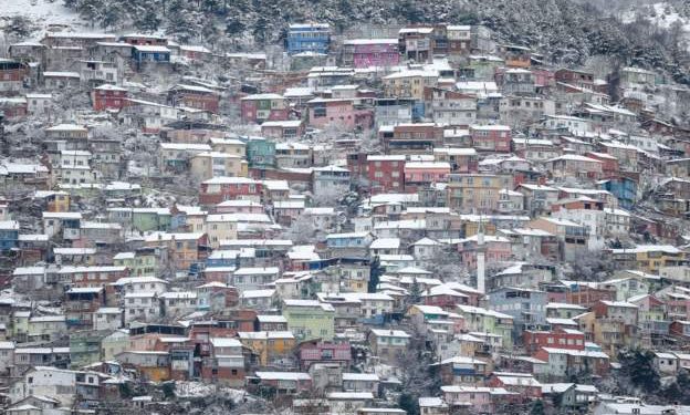 Çevre, Şehircilik ve İklim Değişikliği Bakanı Murat Kurum, orta gelirlilerin konut sahibi olması için çalışmaların devam ettiğini söyledi.