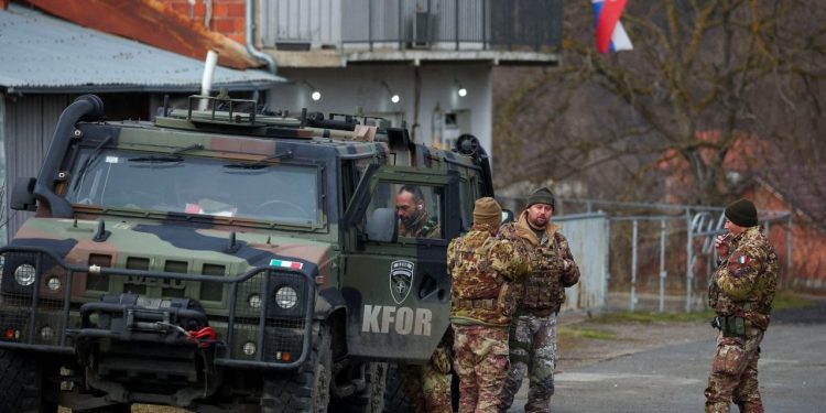 Kosova'dan gerginliği düşürme adımı: Kosovalı Sırp polis ev hapsine gönderildi