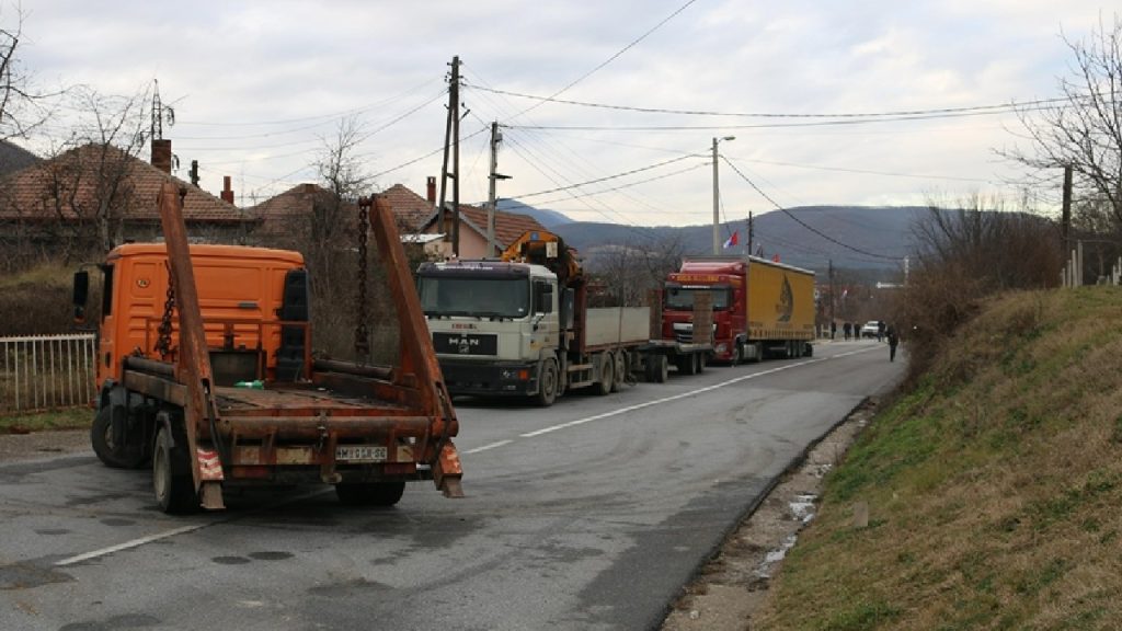 Kosova'nın kuzeyindeki barikatlar kaldırıldı