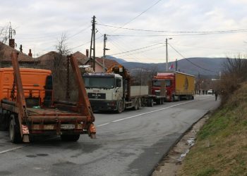 Kosova'nın kuzeyindeki barikatlar kaldırıldı