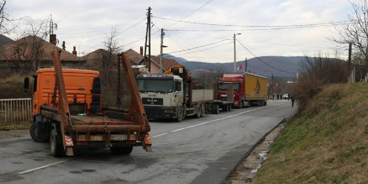 Kosova'nın kuzeyindeki barikatlar kaldırıldı