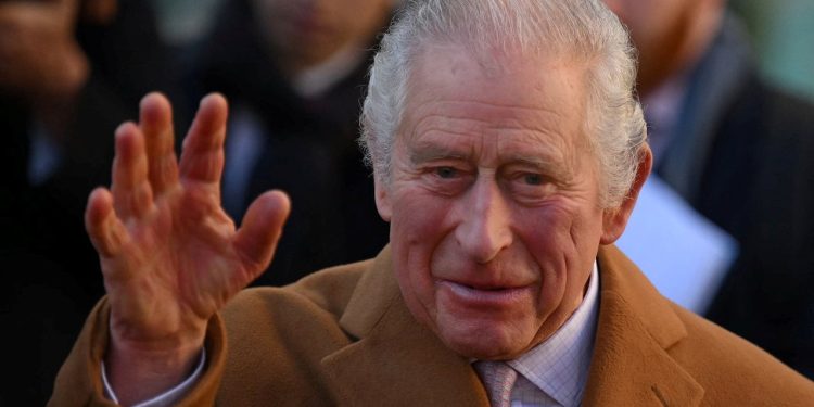 Kral Charles'a yine yumurta atıldı