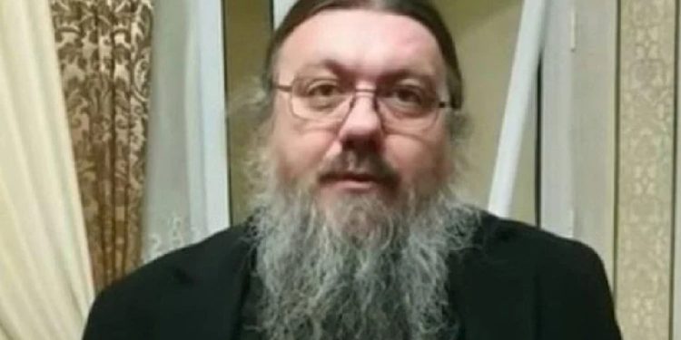 Küçük çocukla yatakta görüntülenen Rus rahip Ukrayna'yı suçladı