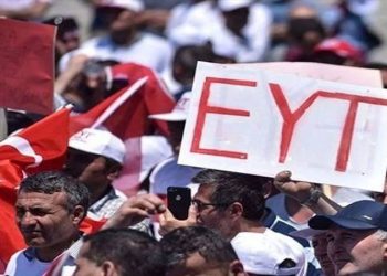 AKP iktidarı, aylardır üzerinde çalıştığı emeklilikte yaşa takılanlarla (EYT) ile ilgili ilerleme kaydedemedi. Daha önce EYT düzenlemesi için aralık ayını işaret eden hükümet, takvimi ocak ayına çekti.