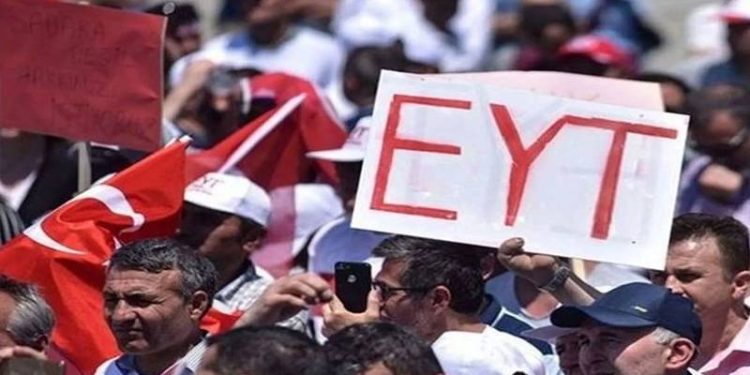 AKP iktidarı, aylardır üzerinde çalıştığı emeklilikte yaşa takılanlarla (EYT) ile ilgili ilerleme kaydedemedi. Daha önce EYT düzenlemesi için aralık ayını işaret eden hükümet, takvimi ocak ayına çekti.