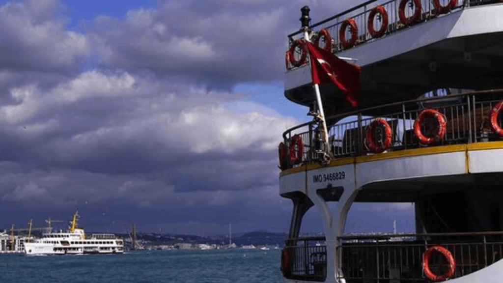 Lodos deniz trafiğini vurdu: İzmir, İstanbul ve Bursa'dan sefer kararları