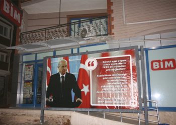 MHP’li Belediye Başkanı, Bahçeli’nin sözlerini BİM’in önüne astı