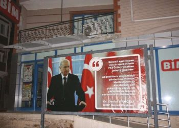 MHP'li belediye BİM'in önüne Bahçeli'nin FETÖ suçlamasını yerleştirdi