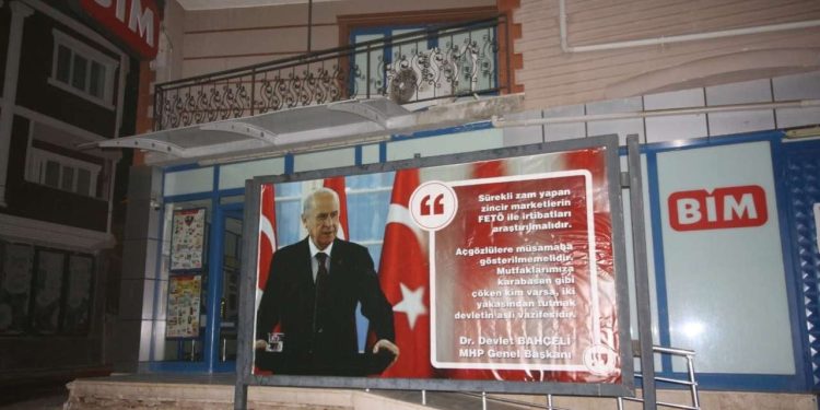MHP'li belediye BİM'in önüne Bahçeli'nin FETÖ suçlamasını yerleştirdi