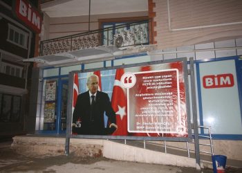 MHP’li belediye, Bahçeli’nin sözlerini BİM’in önüne astı